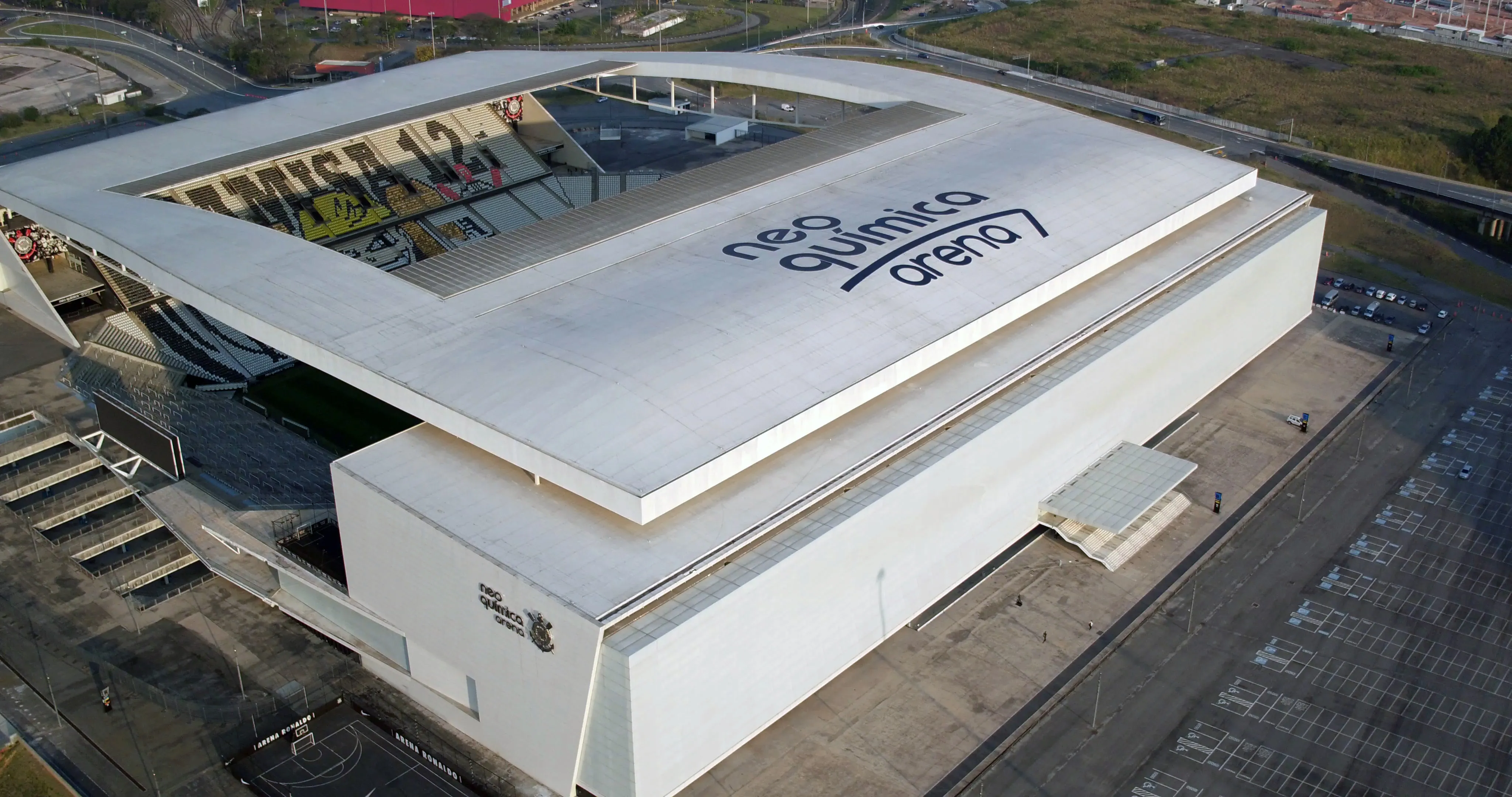 Neo Química Arena recebe novas pinturas de teto, com logomarcas de 55 metros